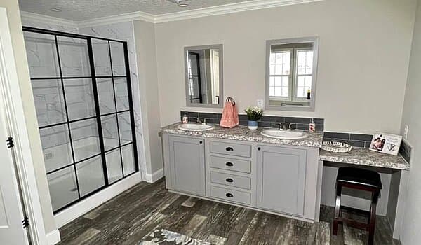 Waycross express 2856492 bathroom home features