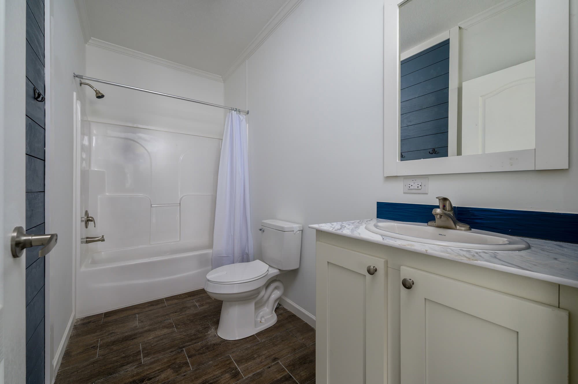 Daphne bathroom home features