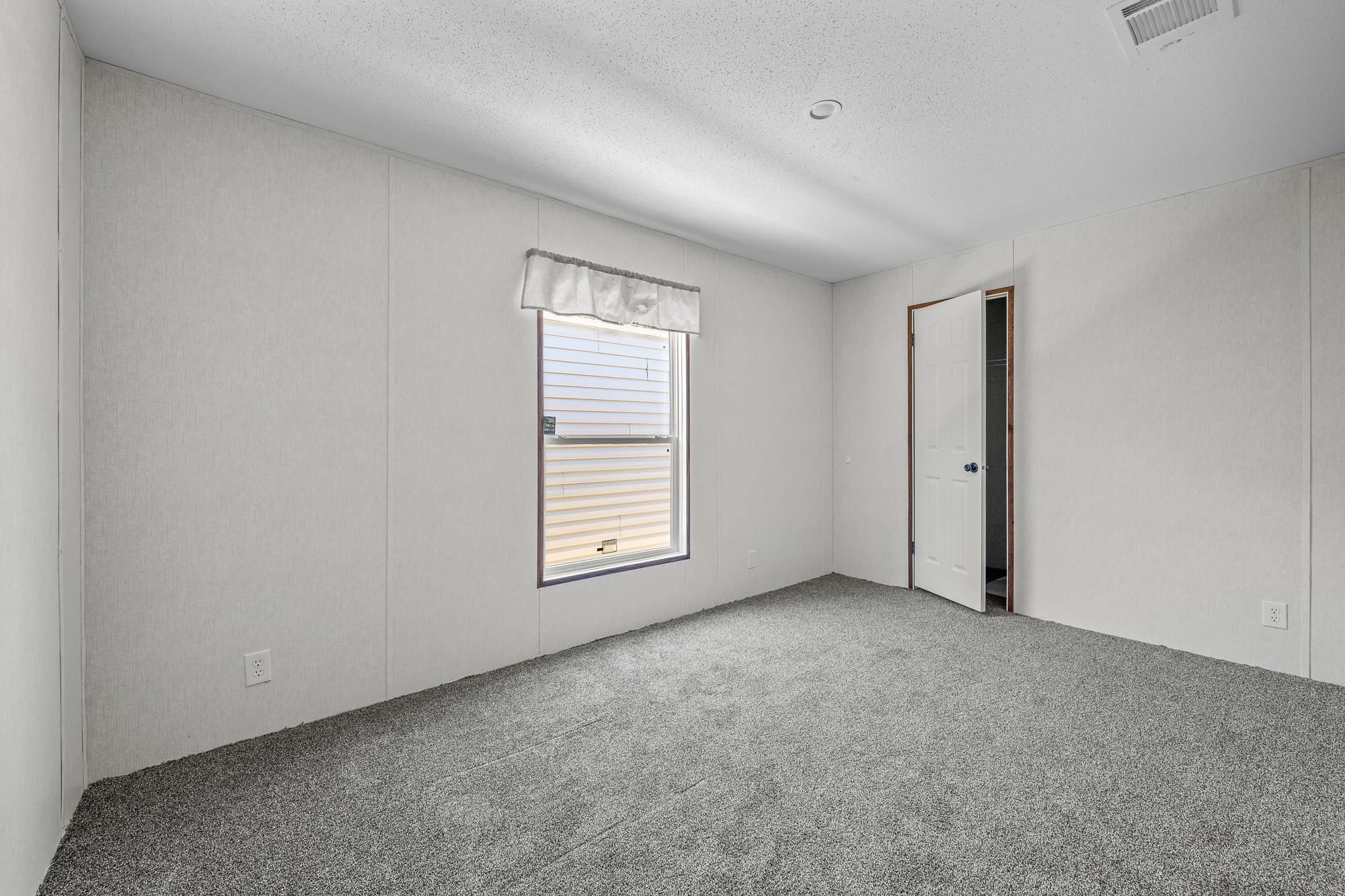 Mj bedroom home features