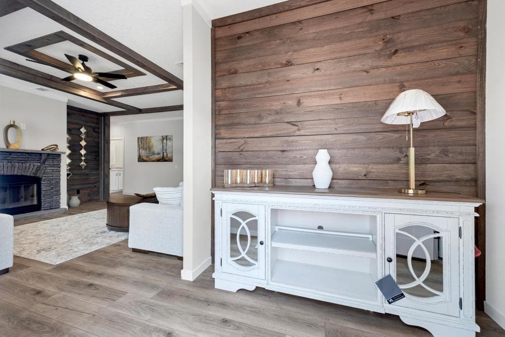 The black pearl  home features