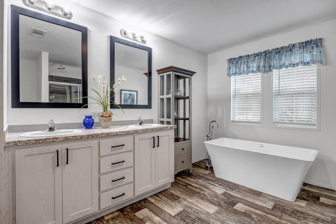 The ruby bathroom home features