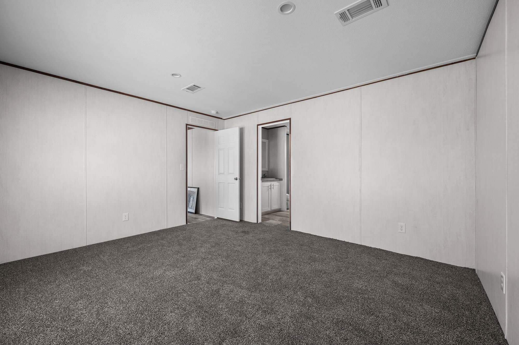 Nitro bedroom home features