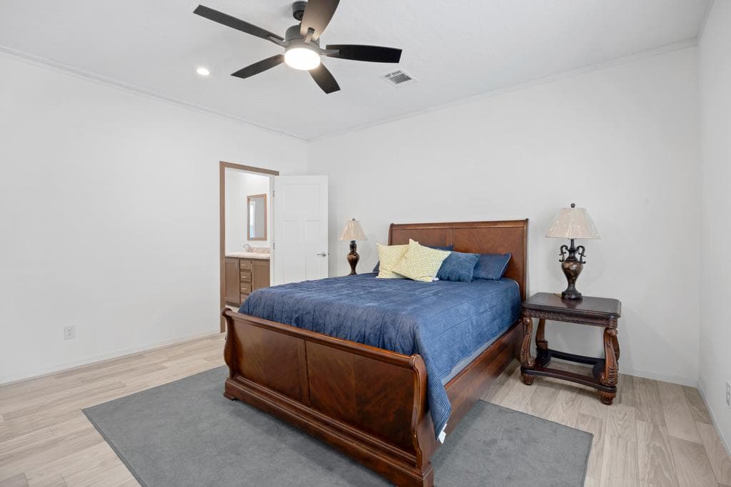 The topaz  home features