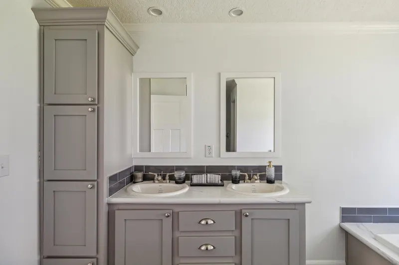 Freedom 2860520 bathroom home features