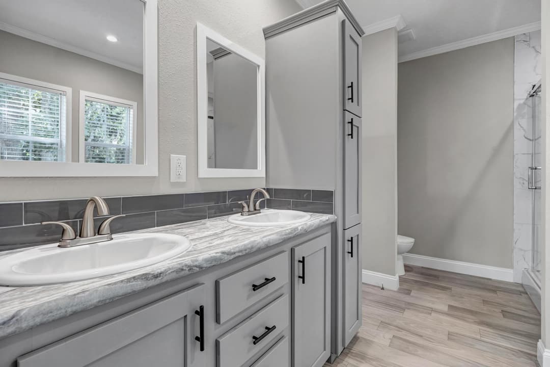 The jade bathroom home features