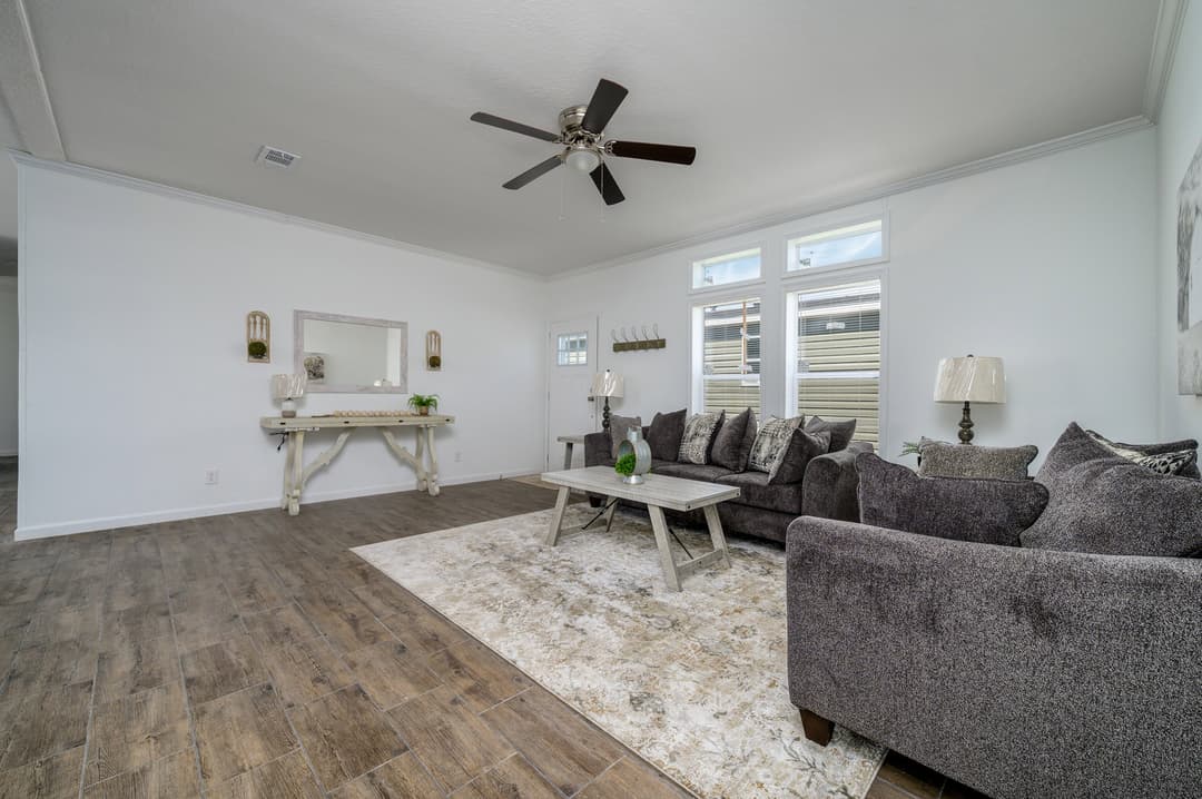 Daphne interior home features