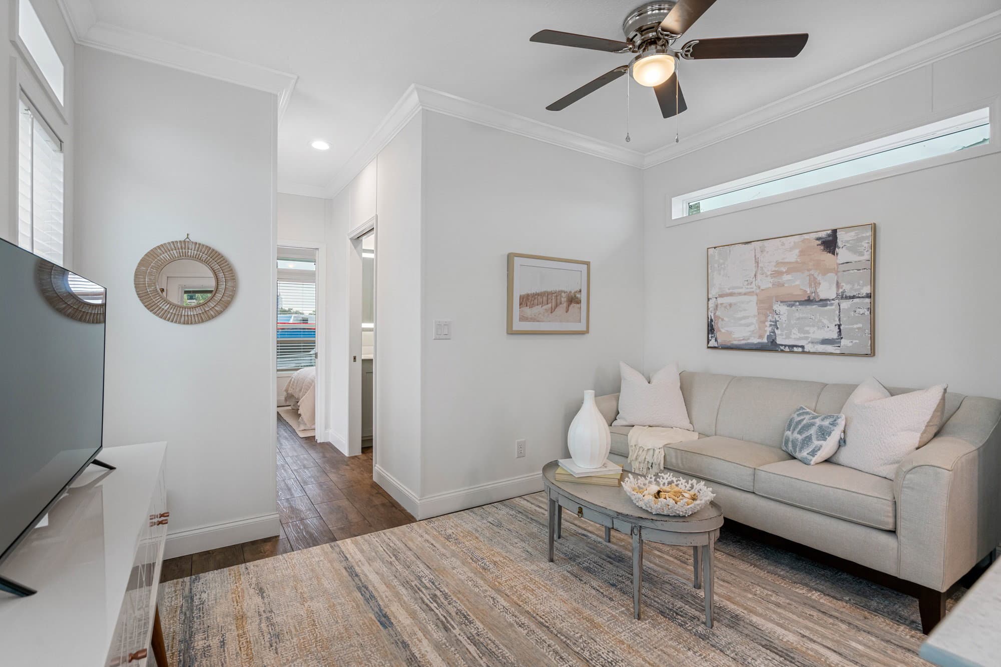 Daisy interior home features