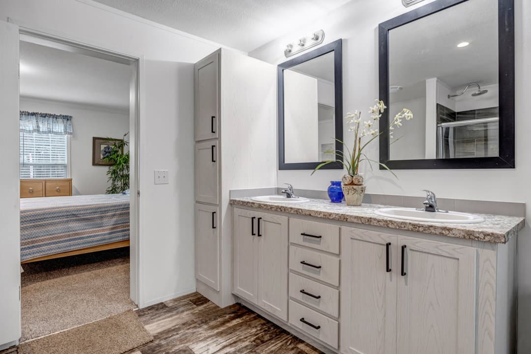 The ruby bathroom home features