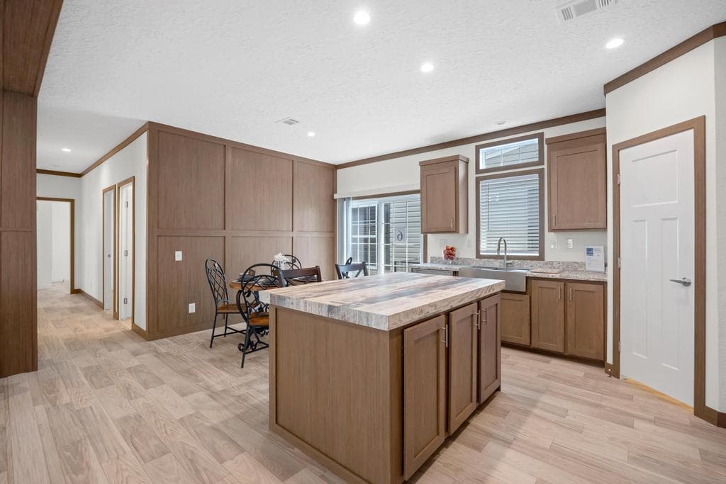 The topaz  home features