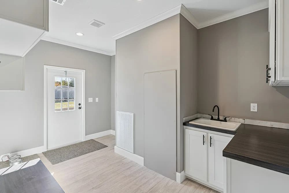 Cobblestone interior home features