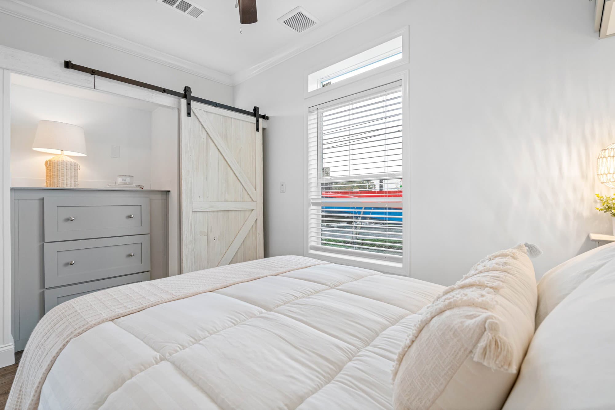 Daisy bedroom home features