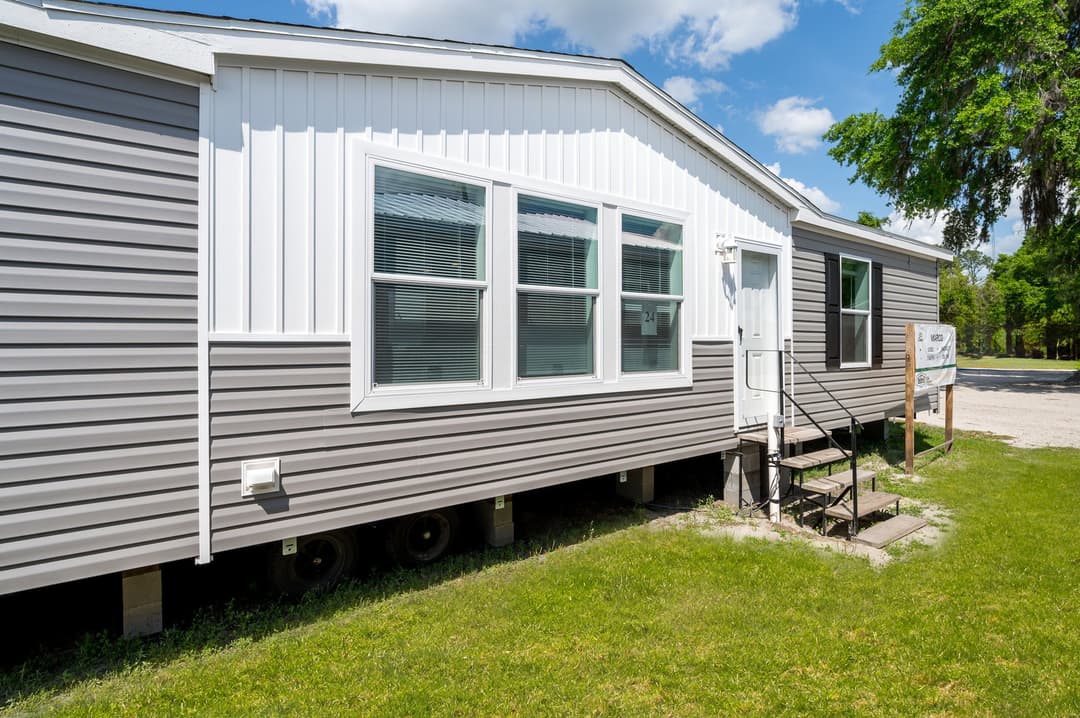 Marco 54 exterior home features