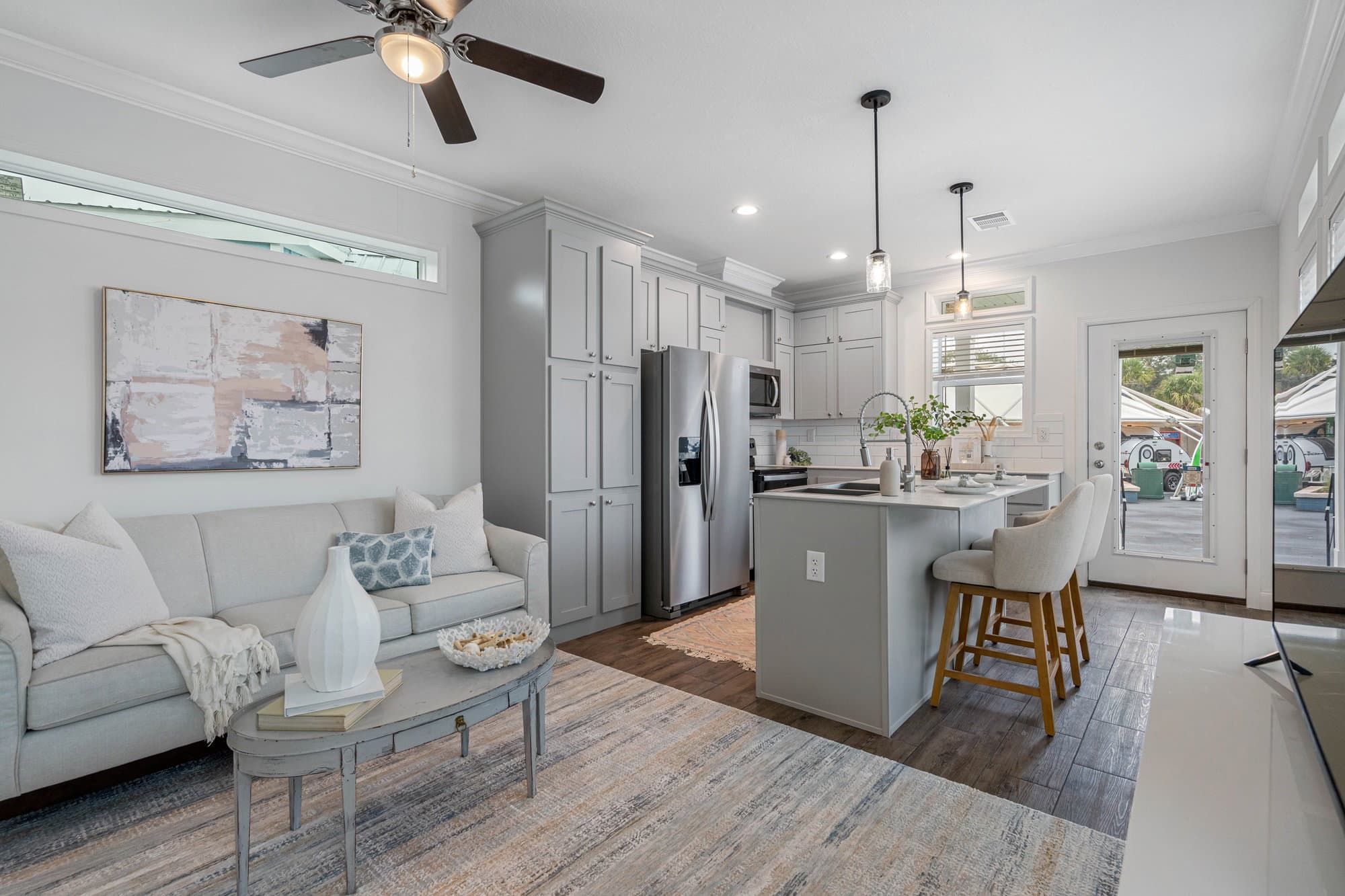 Daisy interior home features