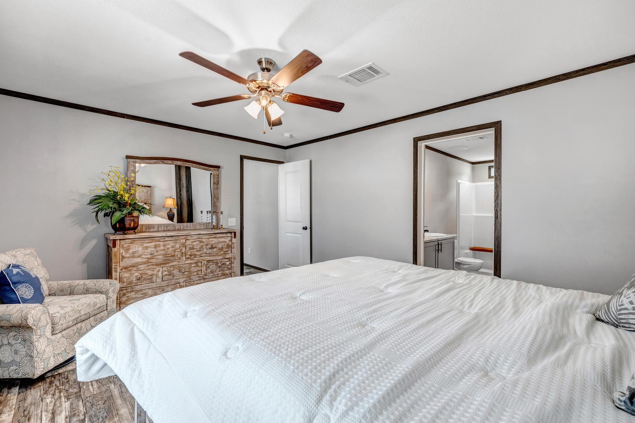 The emerald bedroom home features