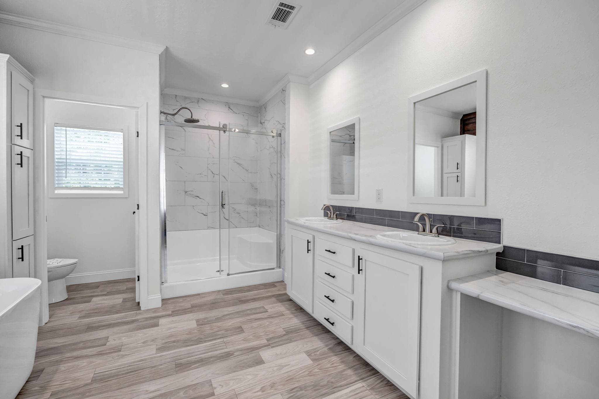 The tanzanite bathroom home features