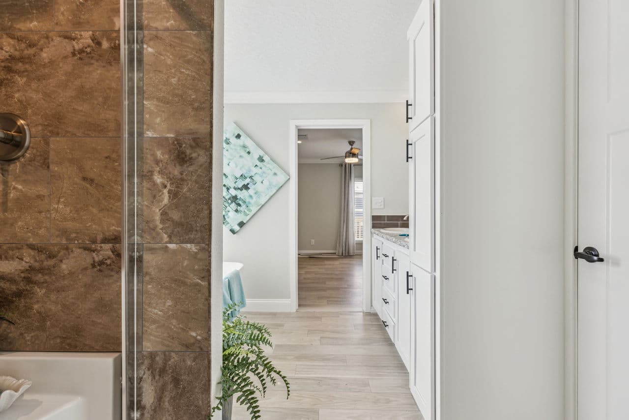 Waycross express 2852477 bathroom home features