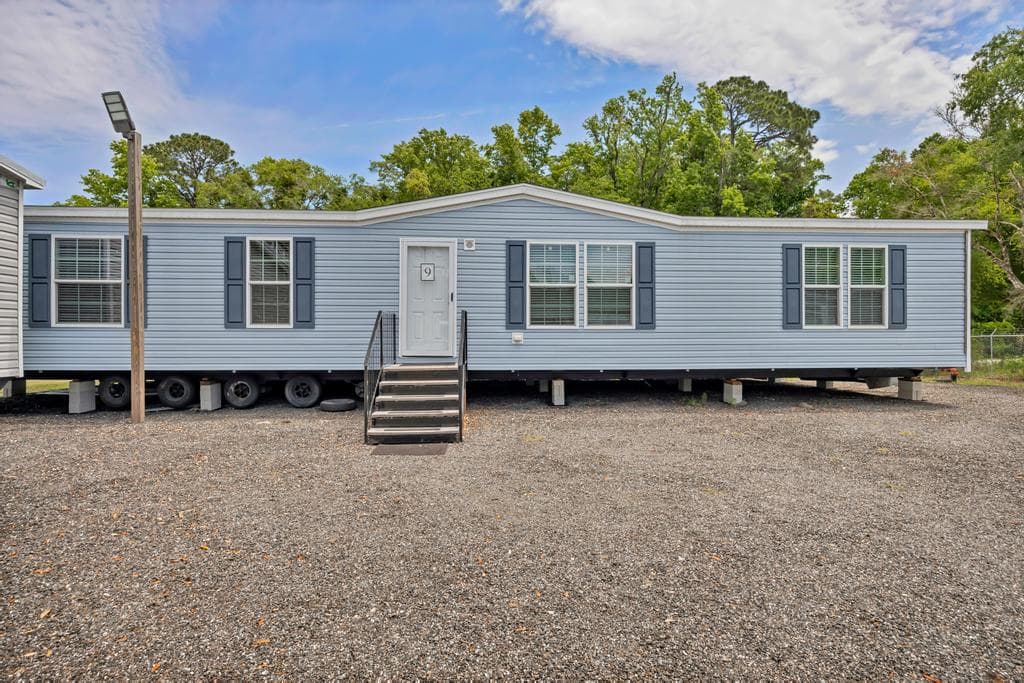 The blue diamond  home features