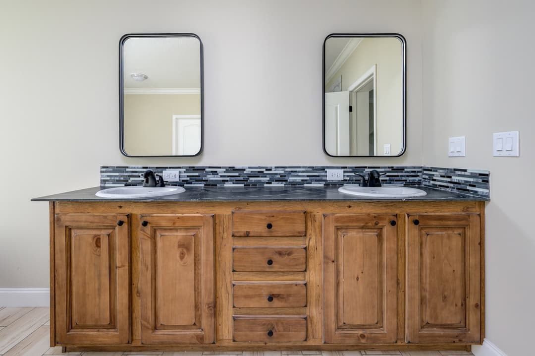 Big mullet bathroom home features