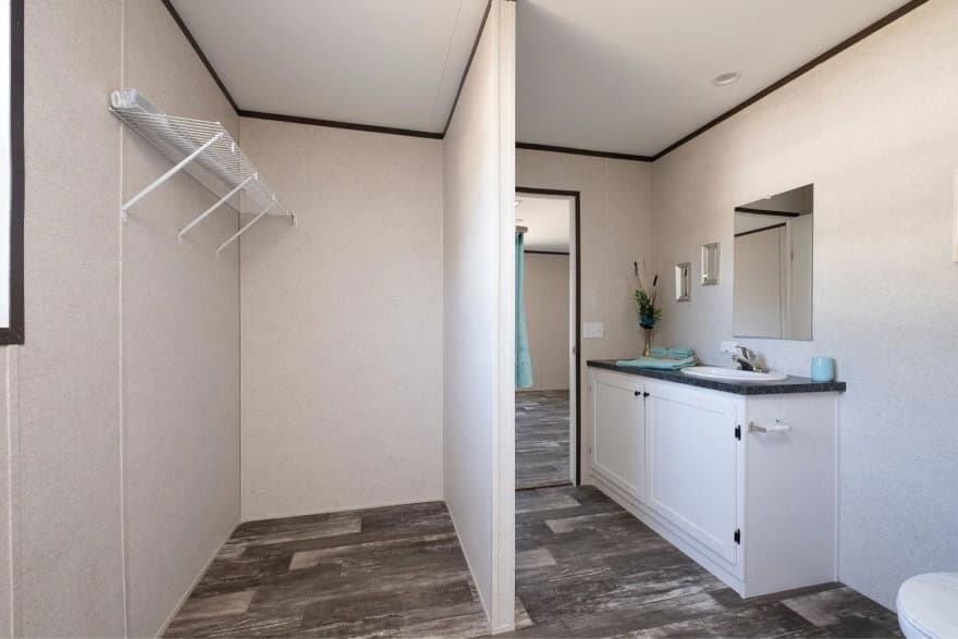 Plumosa bathroom home features