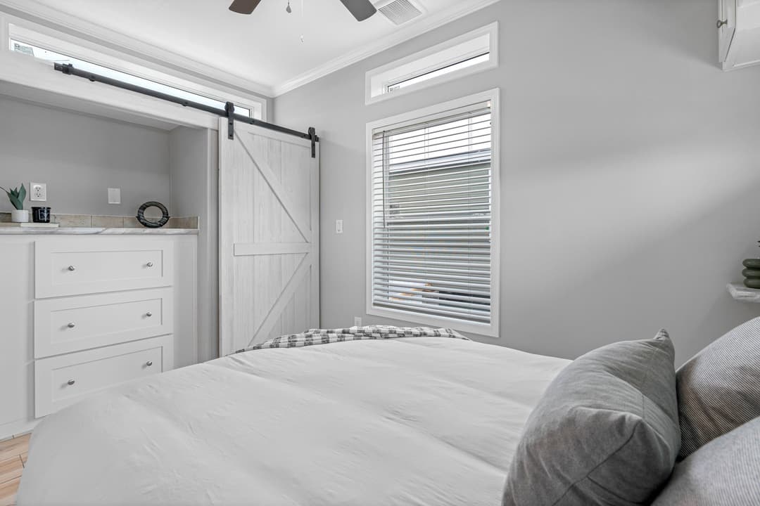 Daisy bedroom home features