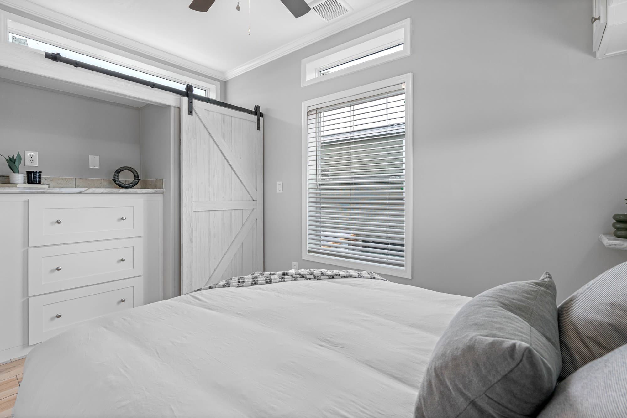 Daisy bedroom home features