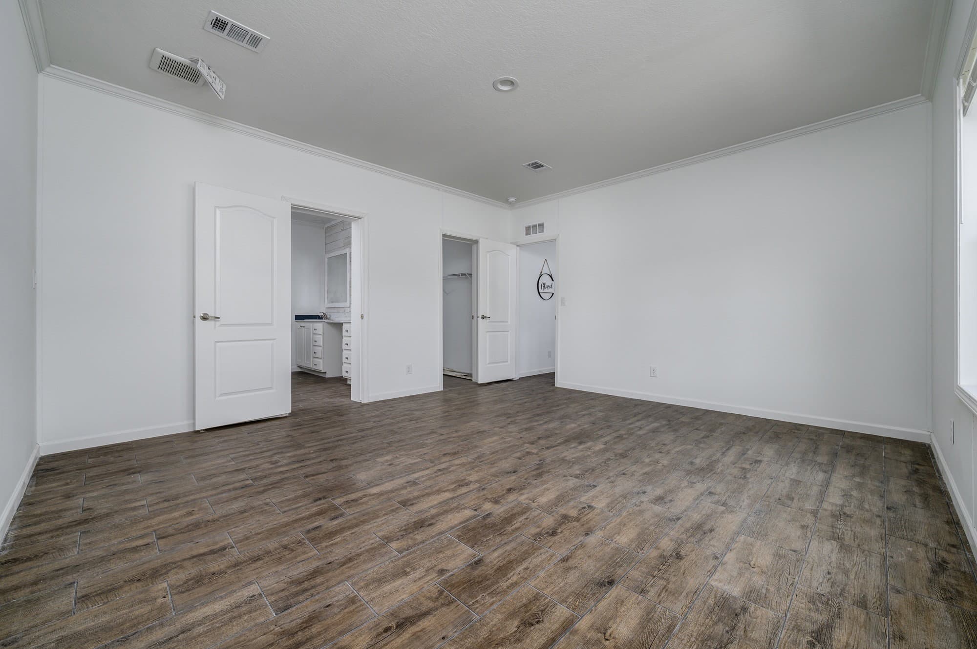 Daphne bedroom home features