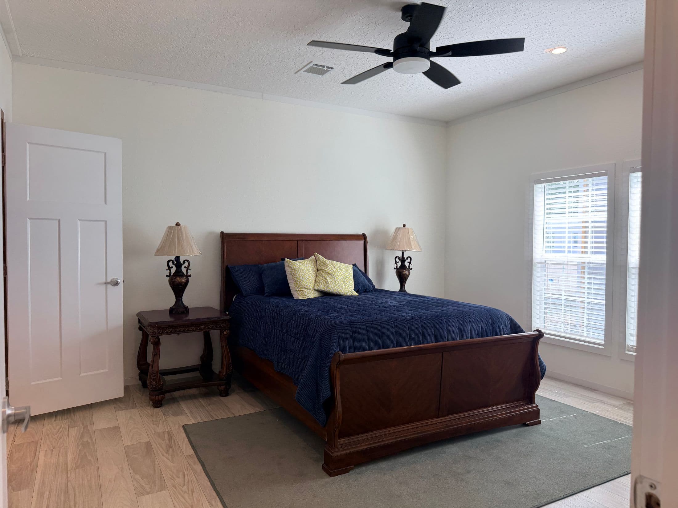 The smokey garnet  home features