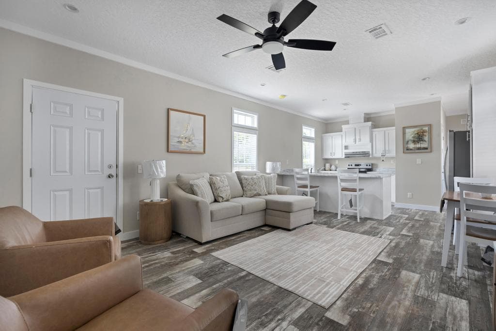 The pearl  home features