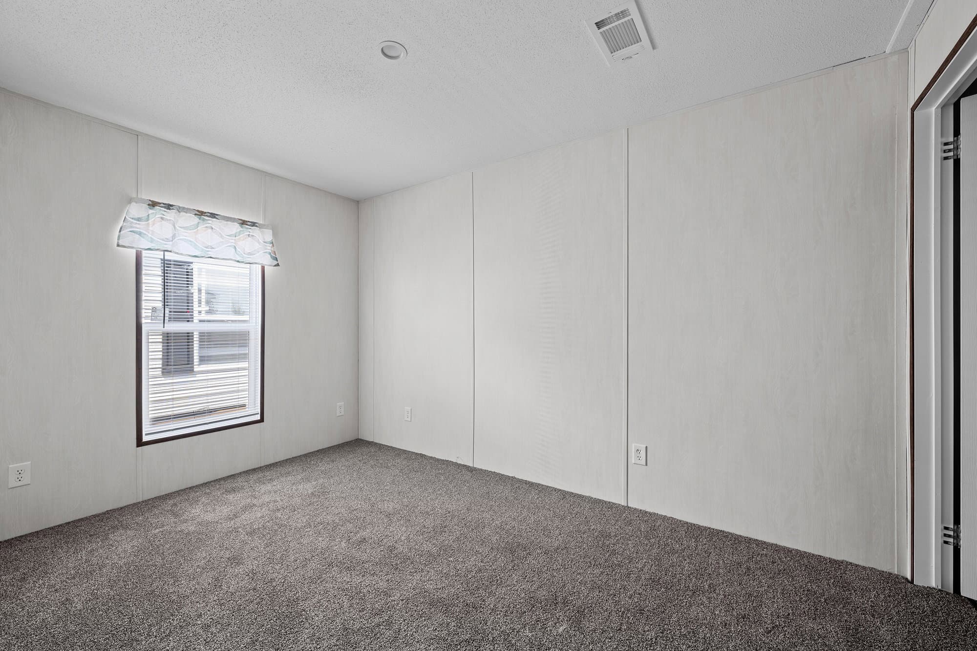 Hamilton bedroom home features