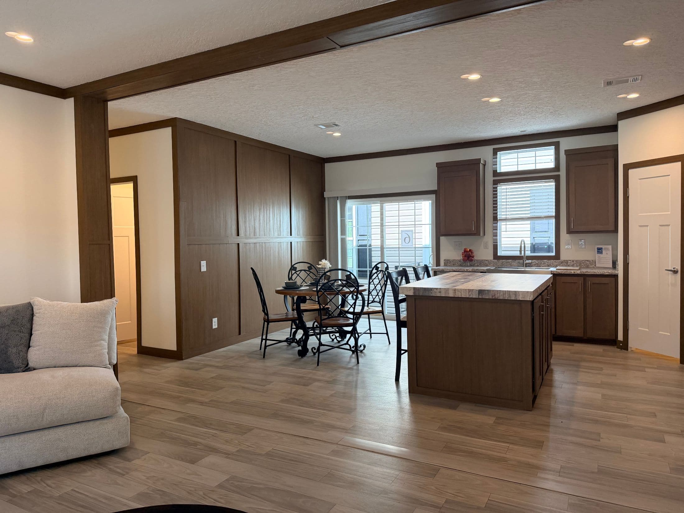 The smokey garnet  home features